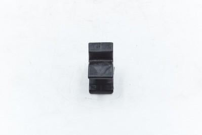 810W062010018 Защелка трубы ступеньки передней пластиковая