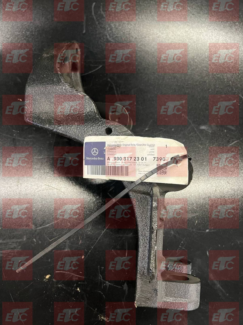 A9303172301 Кронштейн подвески кабины задний правый — 2