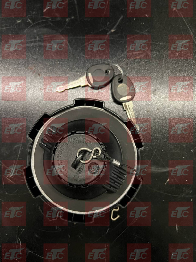 VO 22335631 Крышка топливного бака с ключом — 2