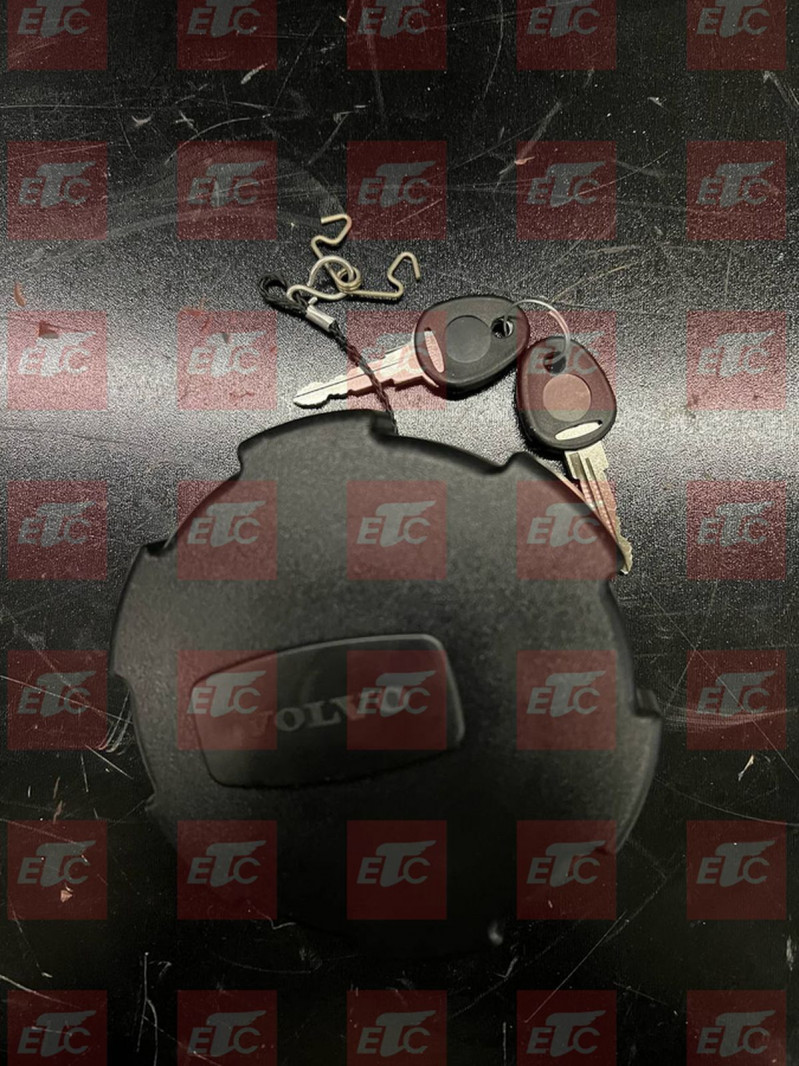 VO 22335631 Крышка топливного бака с ключом — 1