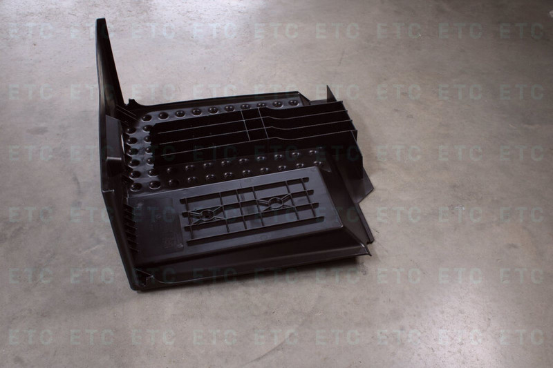 VO 22078082 Крышка АКБ FH4 — 1