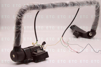 AC82417284 Кронштейн зеркала правый