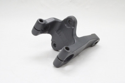 YC010V000102 Кронштейн передней рессоры зад. прав.