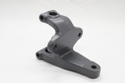 YC010V000102 Кронштейн передней рессоры зад. прав.